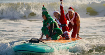 คริสต์มาสอีฟ, เซิร์ฟซานต้า, โคโค่บีช